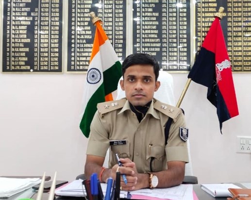 Female police officer brutally beat an innocent youth, SP su Female police officer brutally beat an innocent youth, SP su