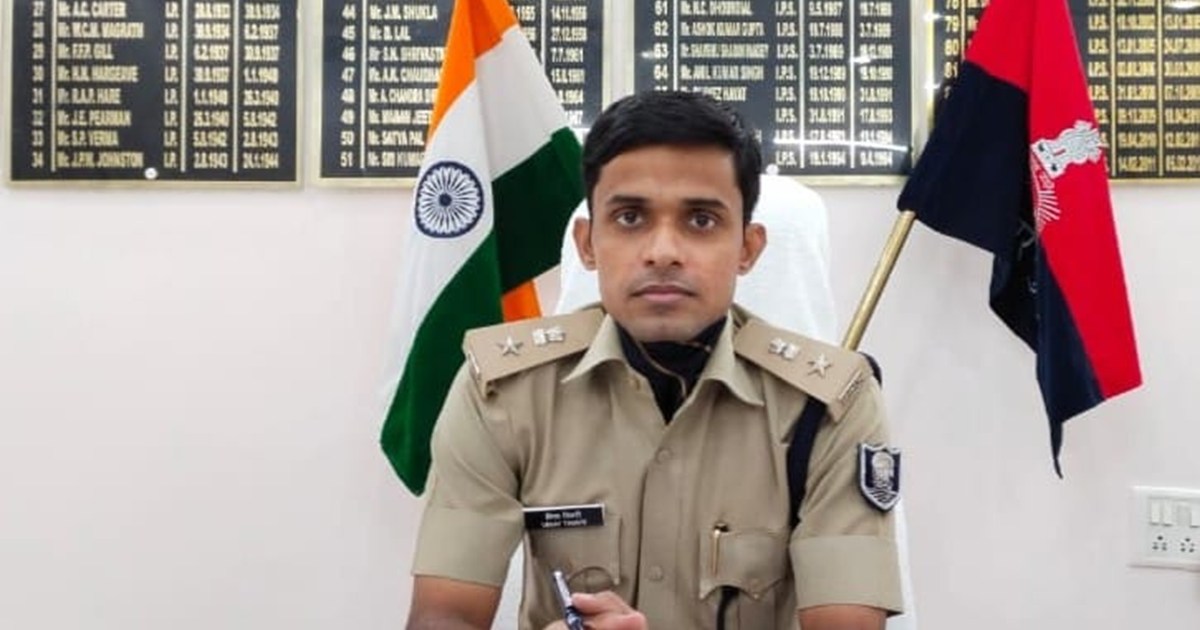 Female police officer brutally beat an innocent youth, SP su