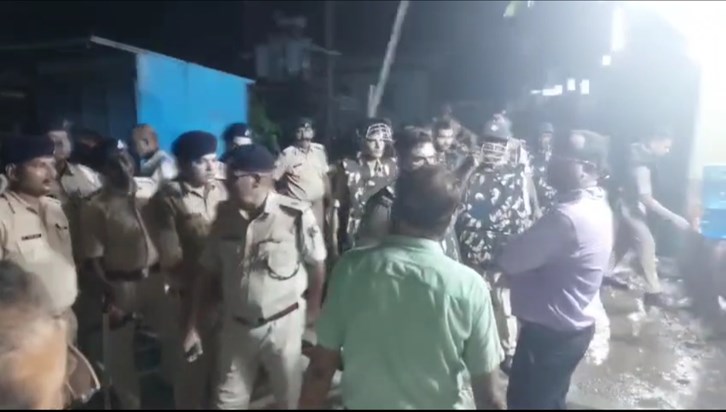 Chaos during Mahavir Mela in Siwan, BDO's car burnt, police Chaos during Mahavir Mela in Siwan, BDO's car burnt, police