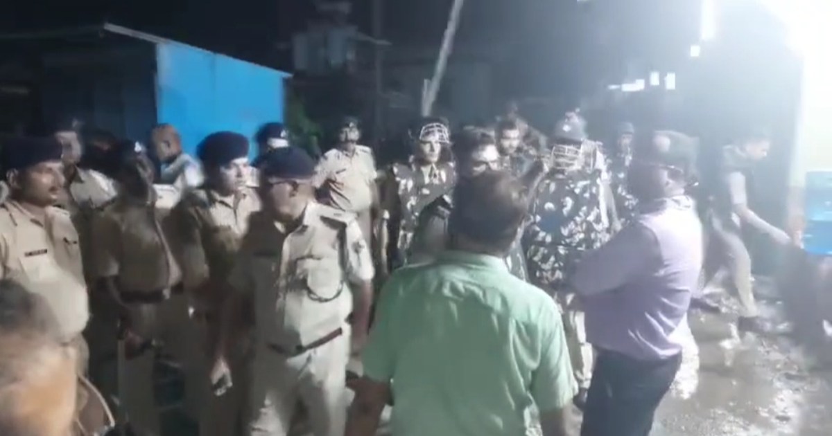 Chaos during Mahavir Mela in Siwan, BDO's car burnt, police 