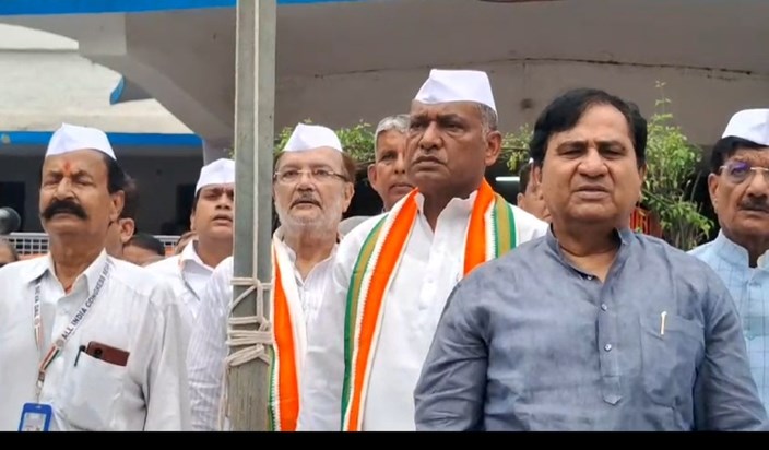 Congress prdesh adhyksh akhilesh singh ne fahraya jhnda 