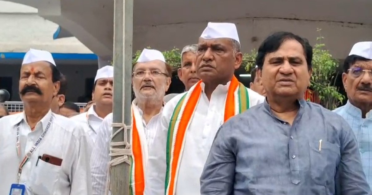 Congress prdesh adhyksh akhilesh singh ne fahraya jhnda 