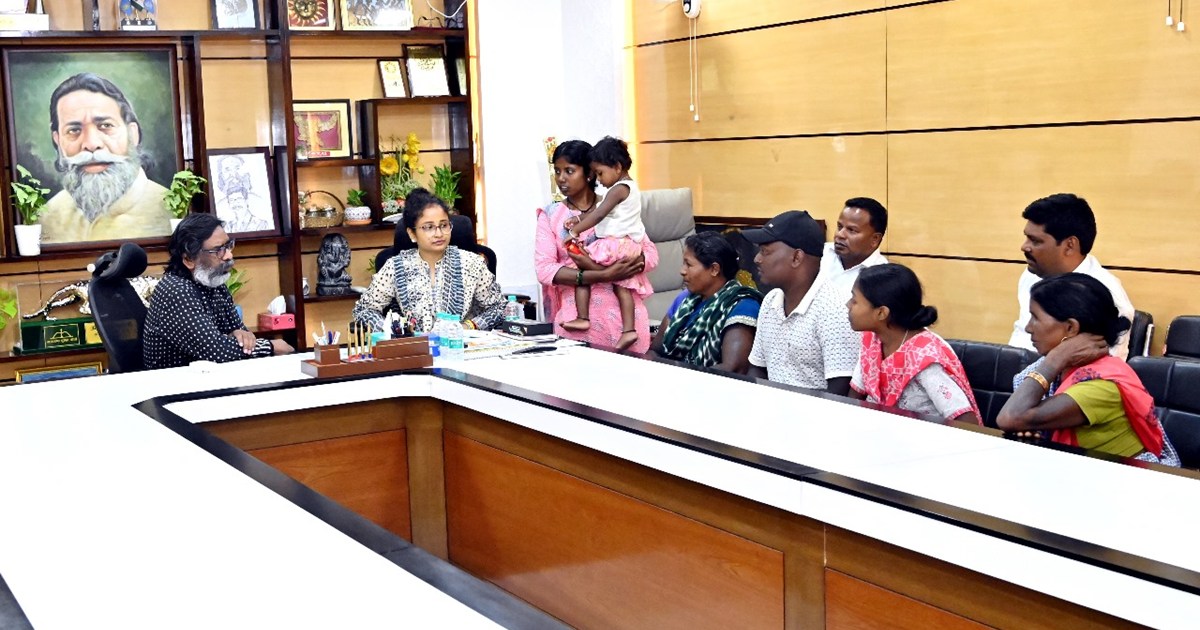 CM Hemant Meet Sergeant Family 