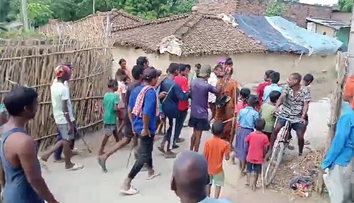 Accusing a woman of being a witch in Bagaha, the mob torture Accusing a woman of being a witch in Bagaha, the mob torture
