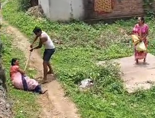 ASHA worker and her husband beaten up in public in Banka, vi ASHA worker and her husband beaten up in public in Banka, vi