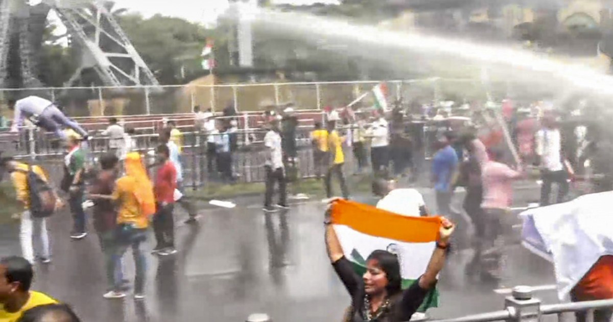 Violent clash between protestors and police in Kolkata