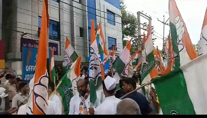 Congress ka ed daftr ke baahr virodh pradrshn Congress ka ed daftr ke baahr virodh pradrshn
