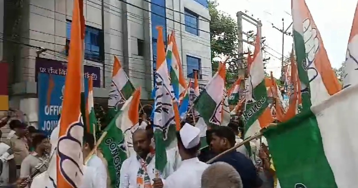 Congress ka ed daftr ke baahr virodh pradrshn 