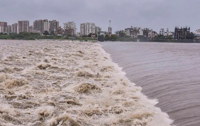 Flood in Gujarat: 30 trains cancelled, highways closed, army Flood in Gujarat: 30 trains cancelled, highways closed, army