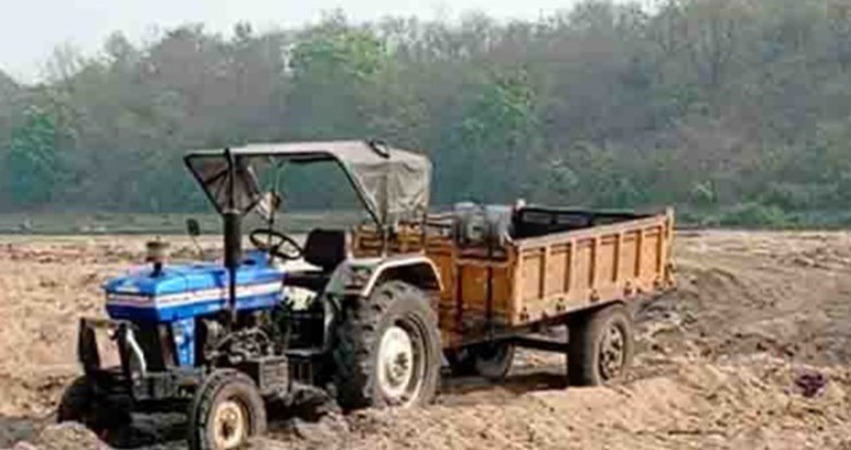 Mining team attacked in Supaul, 4 policemen injured during i Mining team attacked in Supaul, 4 policemen injured during i