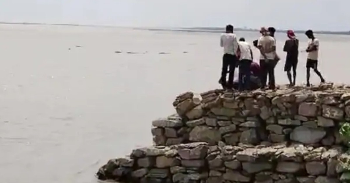 A boat capsized in the Gandak river in Bagaha and all the pa