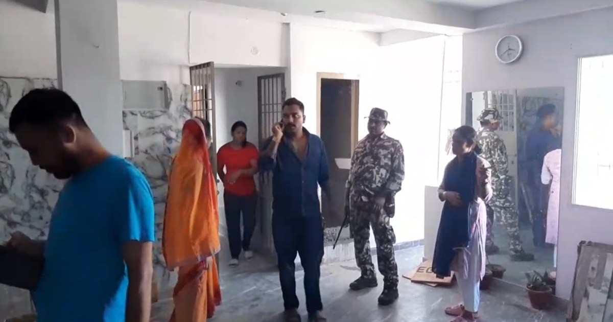 Dead body of a girl student found in a private hostel in Muz