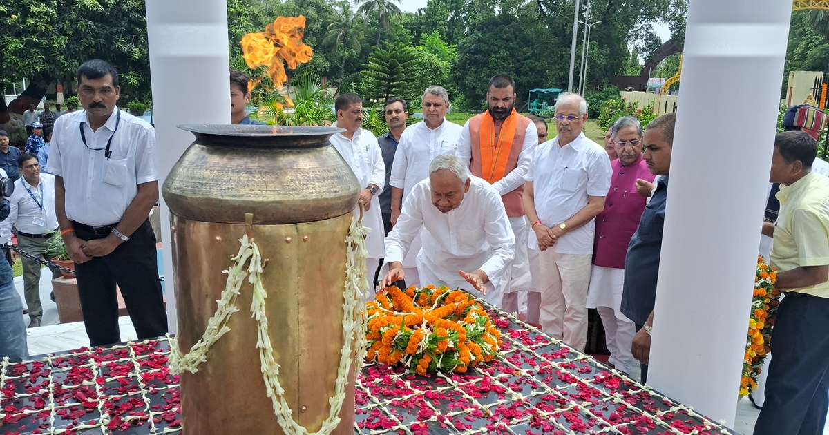 August Kranti divs pr cm ne diya shrdhanjli 