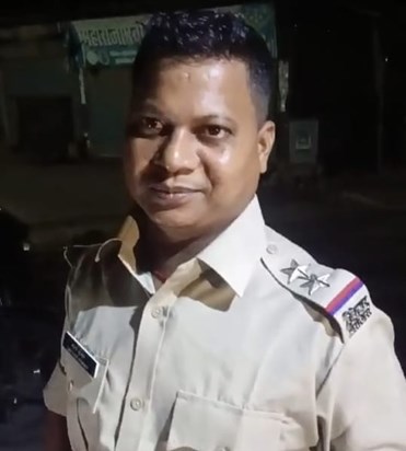SI was extorting money wearing uniform, met the real inspect SI was extorting money wearing uniform, met the real inspect