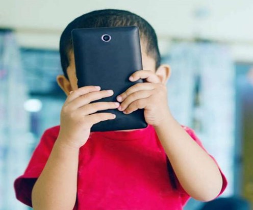 Due to the effect of mobile games, the youth started swallow Due to the effect of mobile games, the youth started swallow