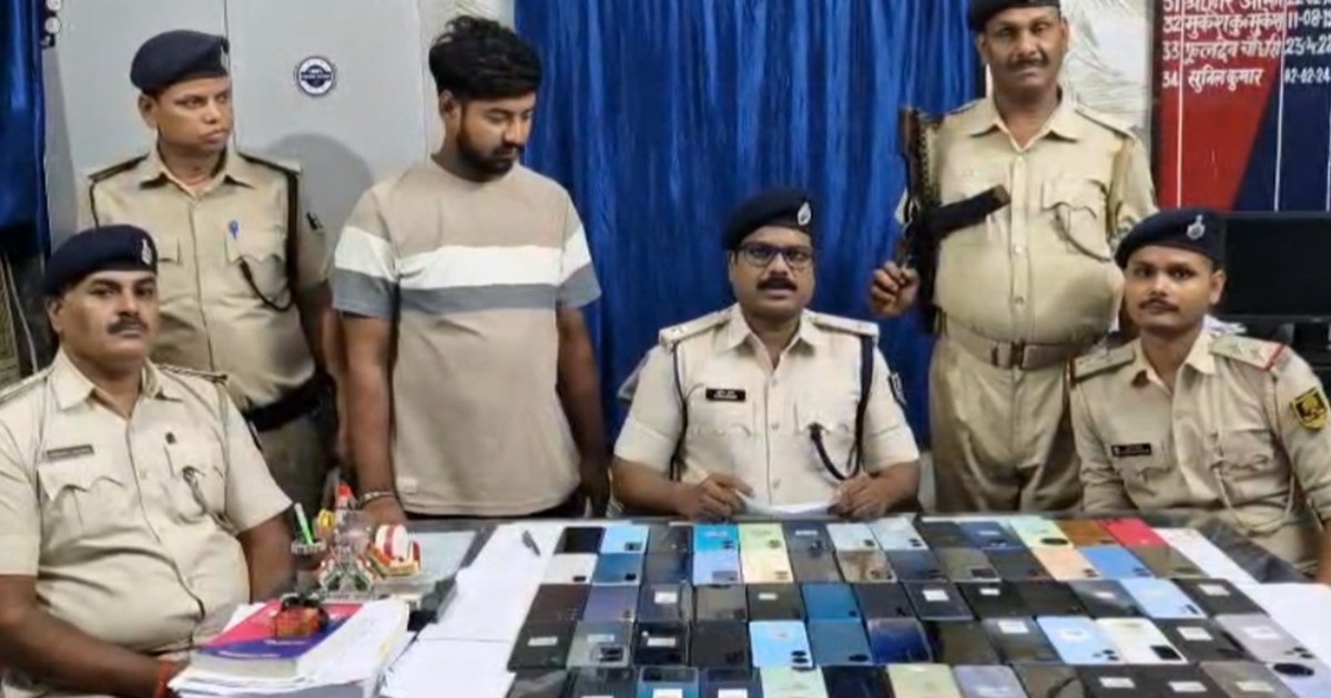 Patna police arrested a thief with 65 stolen mobile phones