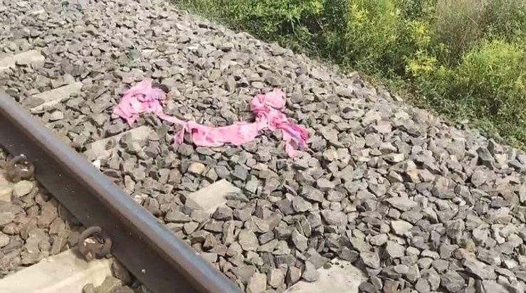 Murder or suicide: Body of a girl recovered from railway tra Murder or suicide: Body of a girl recovered from railway tra