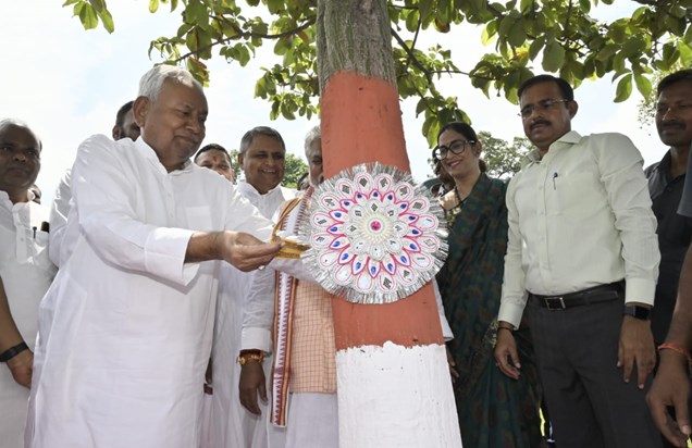 CM Nitish tied a Rakhi to a tree on the occasion of Rakshaba CM Nitish tied a Rakhi to a tree on the occasion of Rakshaba