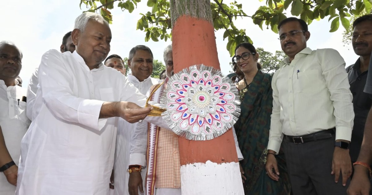 CM Nitish tied a Rakhi to a tree on the occasion of Rakshaba