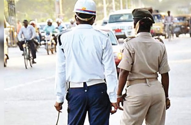 In Darbhanga, a traffic policeman turned out to be 420, offi In Darbhanga, a traffic policeman turned out to be 420, offi