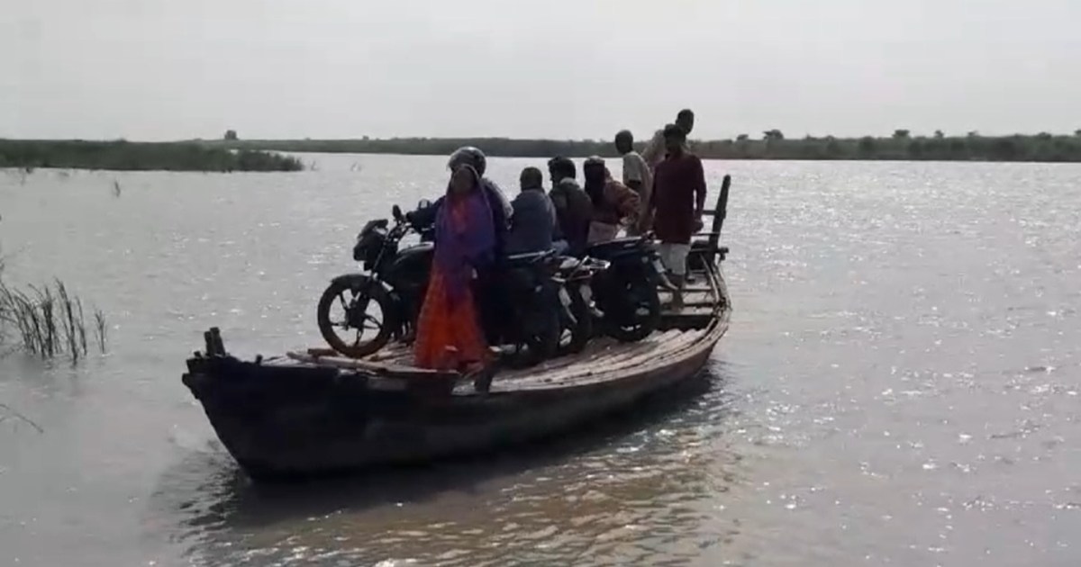 Teachers of Bagaha are afraid to cross the river to go to sc