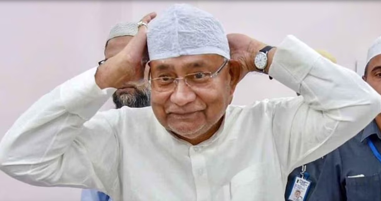 CM Nitish ne Muslim topi pehne se inkar kiya!, Congress sans CM Nitish ne Muslim topi pehne se inkar kiya!, Congress sans