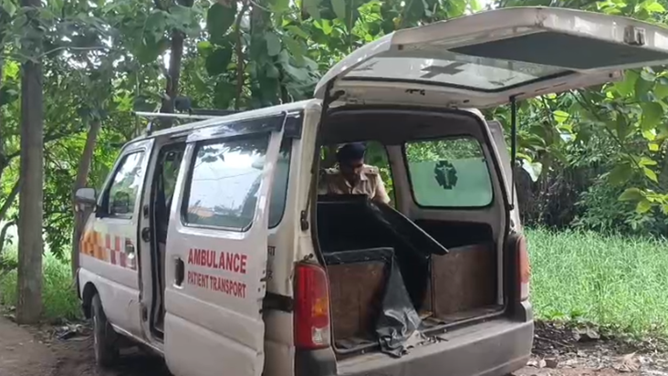 Ambulance ke tahkhane se bhari matra mein sharab baramad, 15