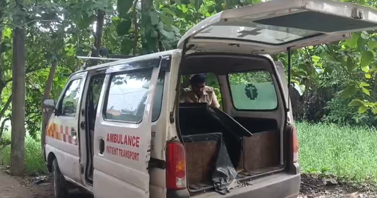 Ambulance ke tahkhane se bhari matra mein sharab baramad, 15