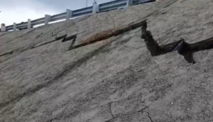 Bihar mein bhrashtachar ka dikha nazara, side slope mein 1KM tak moti daraare... thekedaar jaayenge jail!..