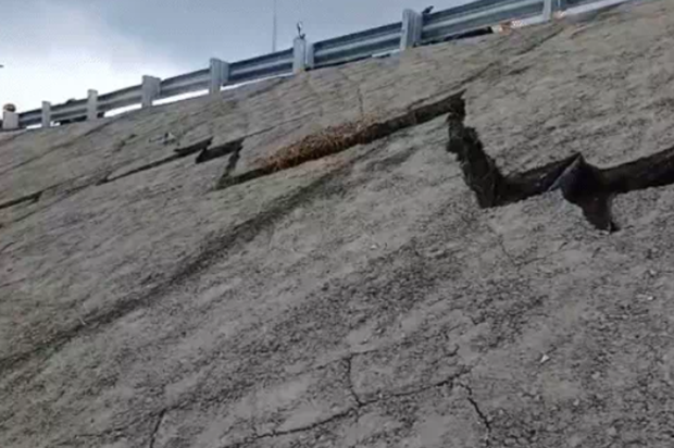 Bihar mein bhrashtachar ka dikha nazara, side slope mein 1KM Bihar mein bhrashtachar ka dikha nazara, side slope mein 1KM