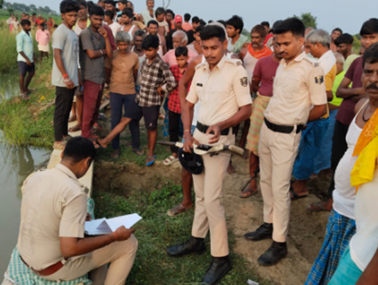 Teen bacchon ki paani mein doobne se dardnaak maut, parivaar Teen bacchon ki paani mein doobne se dardnaak maut, parivaar