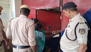 Gaya central jail mein bhai-behan ka mana tyohar: behno ne jail mein band bhaiyon ko bandhi rakhi, dobara apradh nahi karne ka liya vachan...