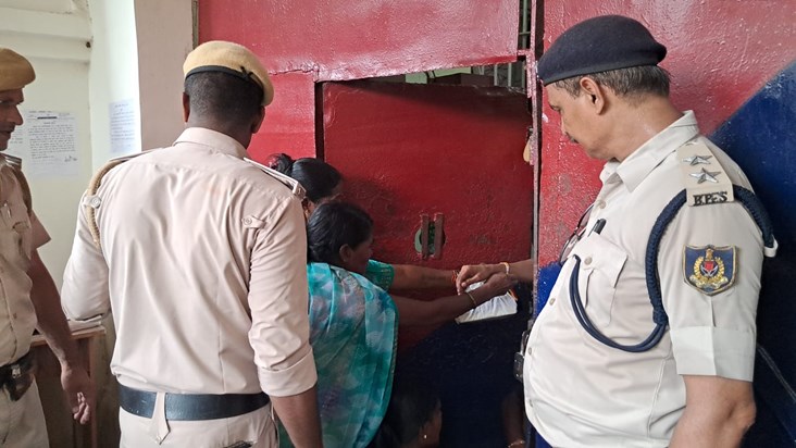 Gaya central jail mein bhai-behan ka mana tyohar: behno ne j