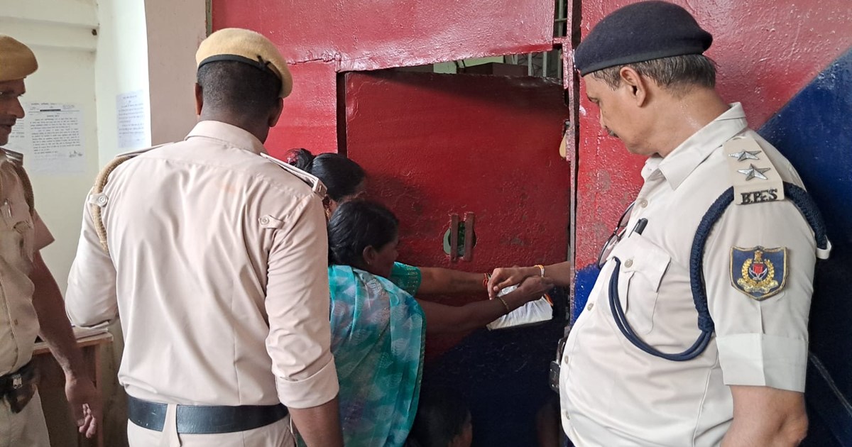 Gaya central jail mein bhai-behan ka mana tyohar: behno ne j