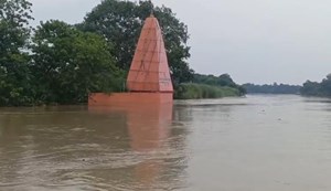 Baadh ke paani mein doob gaya Mahadev ka mandir, shraddhaluon ke darshan par lagi rok, naav se nadi paar kar darshan...