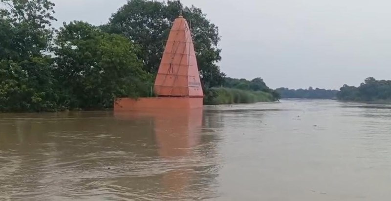 Baadh ke paani mein doob gaya Mahadev ka mandir, shraddhaluo
