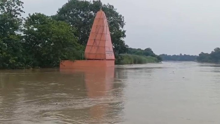 Baadh ke paani mein doob gaya Mahadev ka mandir, shraddhaluo