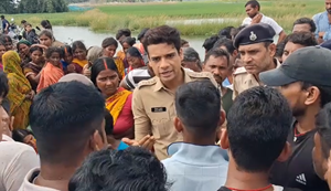 Jehanabad News : Jarjar school bus se girkar chhatra ki maut, graminon ne kiya sadak jam...