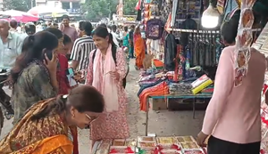 Rakshabandhan ko lekar bazaaron mein khaas raunak, rakhiyon aur uphaaron ki kharid mein juti behne...