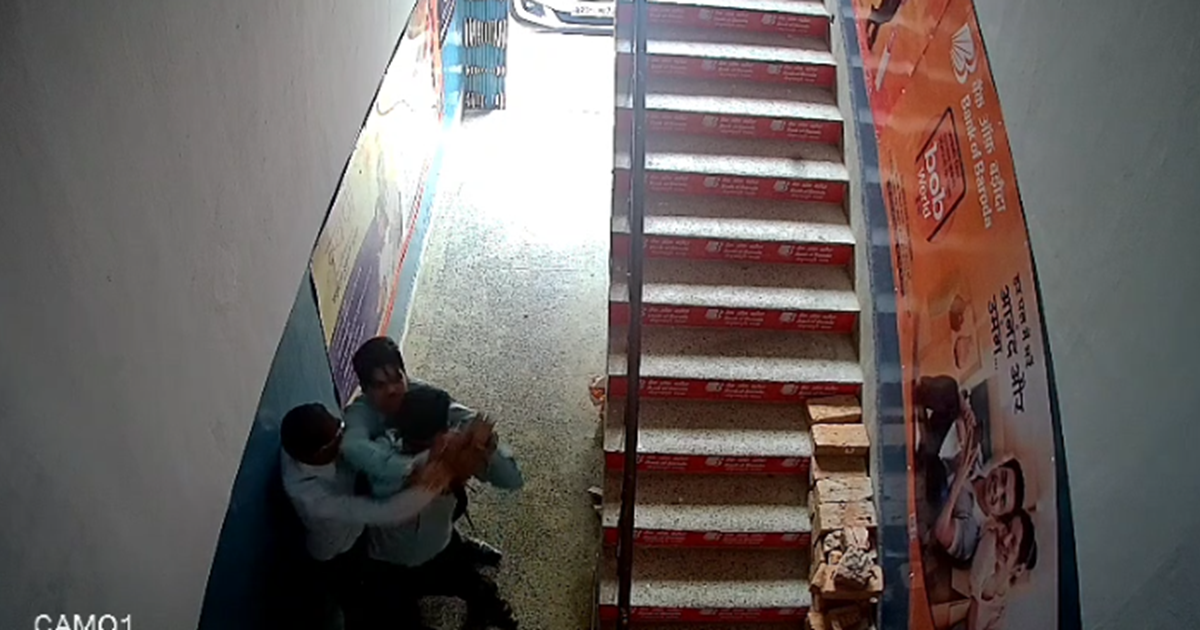 Kalyan Jewellers ke do karmchariyon se dindahade loot ki pra