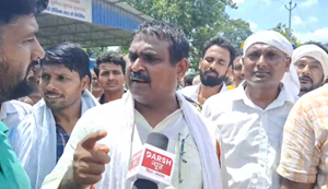 Sitamadhi me badhte apradhon ke khilaf purv vidhayak ka dharna, SP office ka gherav, 48 ghante me karrawai ka bharosa.