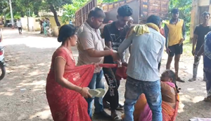 Kaimur mein zameen vivad ko lekar takraav, Bhabua thana parisar mein 2 behnon ke beech chappal aur laat-ghoonson se maarpeet ka Video Viral...