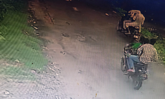 Bihar News : Mukhiya ke ghar par chadkar 50 ki sankhya mein Bihar News : Mukhiya ke ghar par chadkar 50 ki sankhya mein