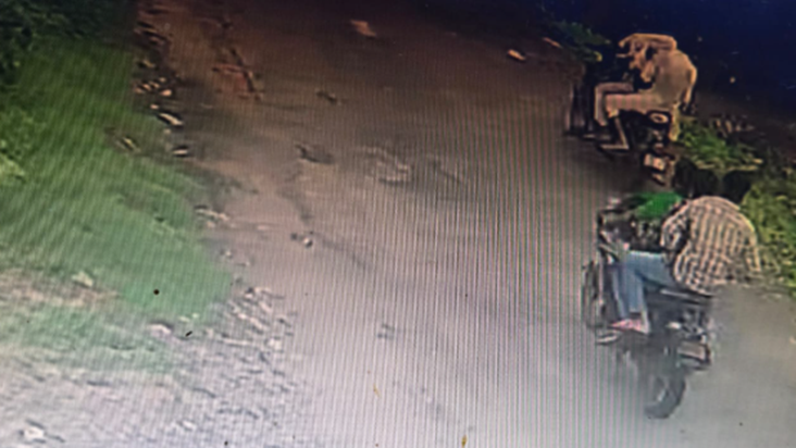 Bihar News : Mukhiya ke ghar par chadkar 50 ki sankhya mein 