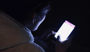 "Phone par raat ko kisse karti ho baat?", Maa ne daantkar pucha toh naaraz naabalig beti ne de di jaan...