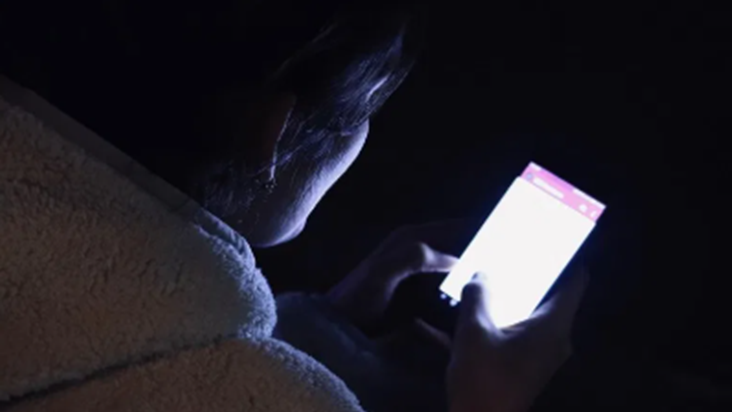 "Phone par raat ko kisse karti ho baat?", Maa ne daantkar pu
