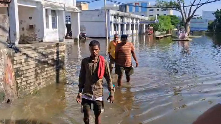 Baadh ke anumandaliya aspataal bana taalab, jaljamaav se mah