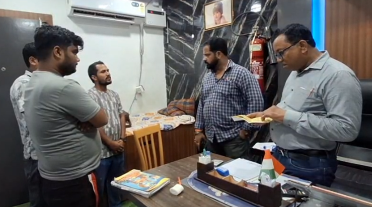Farji aspatalon par badi karvai : Chikitsak aur karmi aspata Farji aspatalon par badi karvai : Chikitsak aur karmi aspata