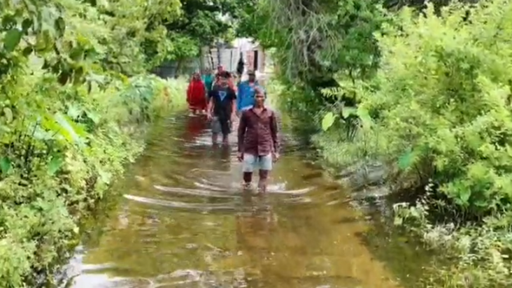 Jaljamav ki samasya ko lekar graminon mein bhari aakrosh, sa