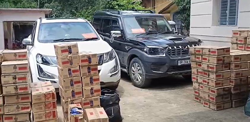 Bihar News : Bihar sarkar ke board lage do luxury car se sha Bihar News : Bihar sarkar ke board lage do luxury car se sha